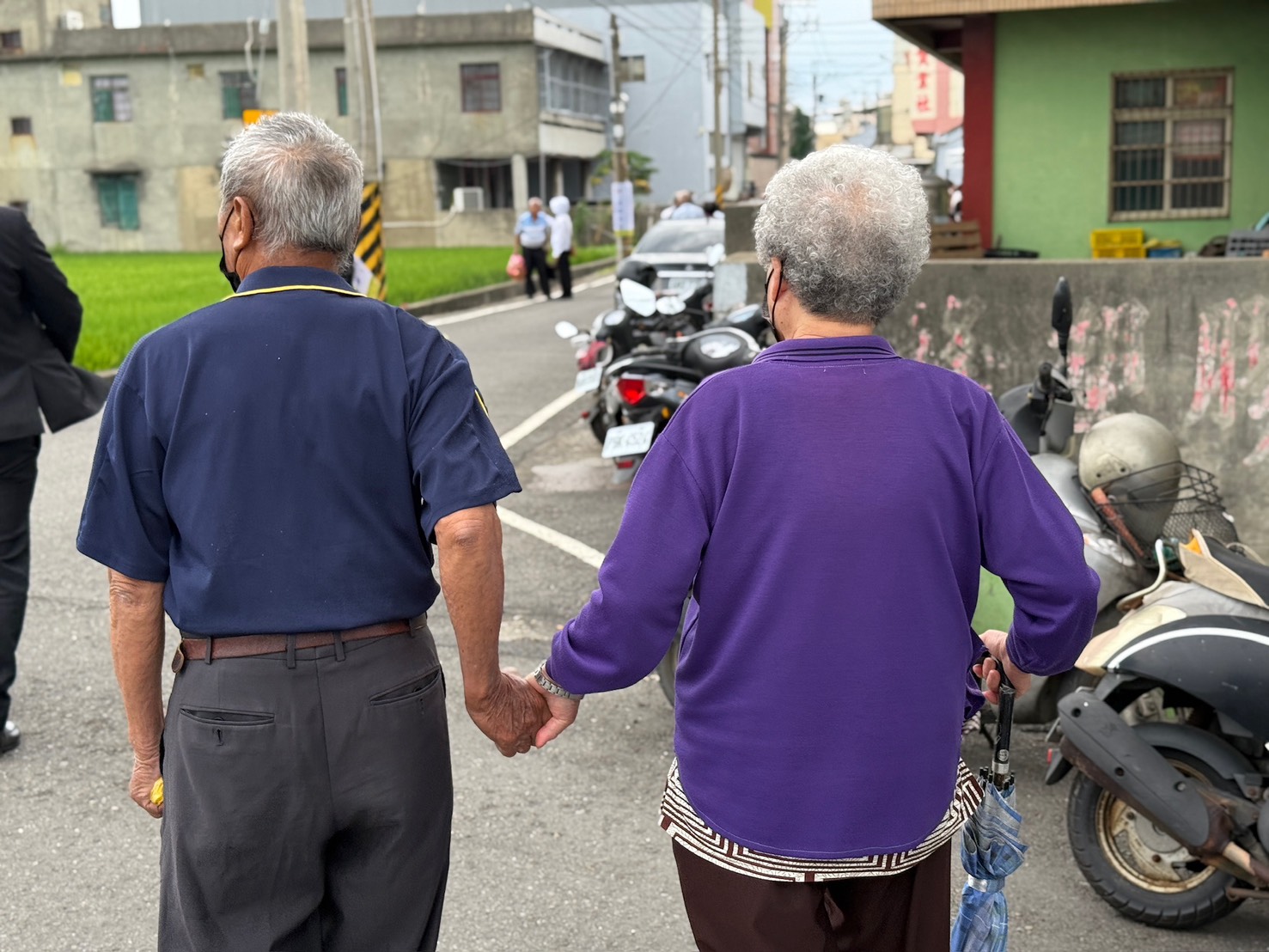 長輩牽手相伴
